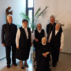 v.l. Spiritual Msgr. Franz Graf, Provinzoberin Sr. Maria Zeitler, Generaloberin Sr. Johanna Vogl, Sr. Andrea Wolf, BV P. Lorenz Voith, Sr. Theodora Unger.