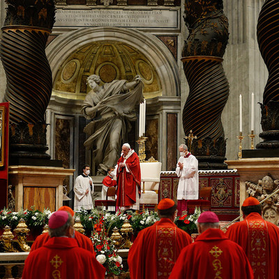 Papst Franziskus feiert den Gottesdienst zu Pfingsten am 23. Mai 2021 im Petersdom im Vatikan.