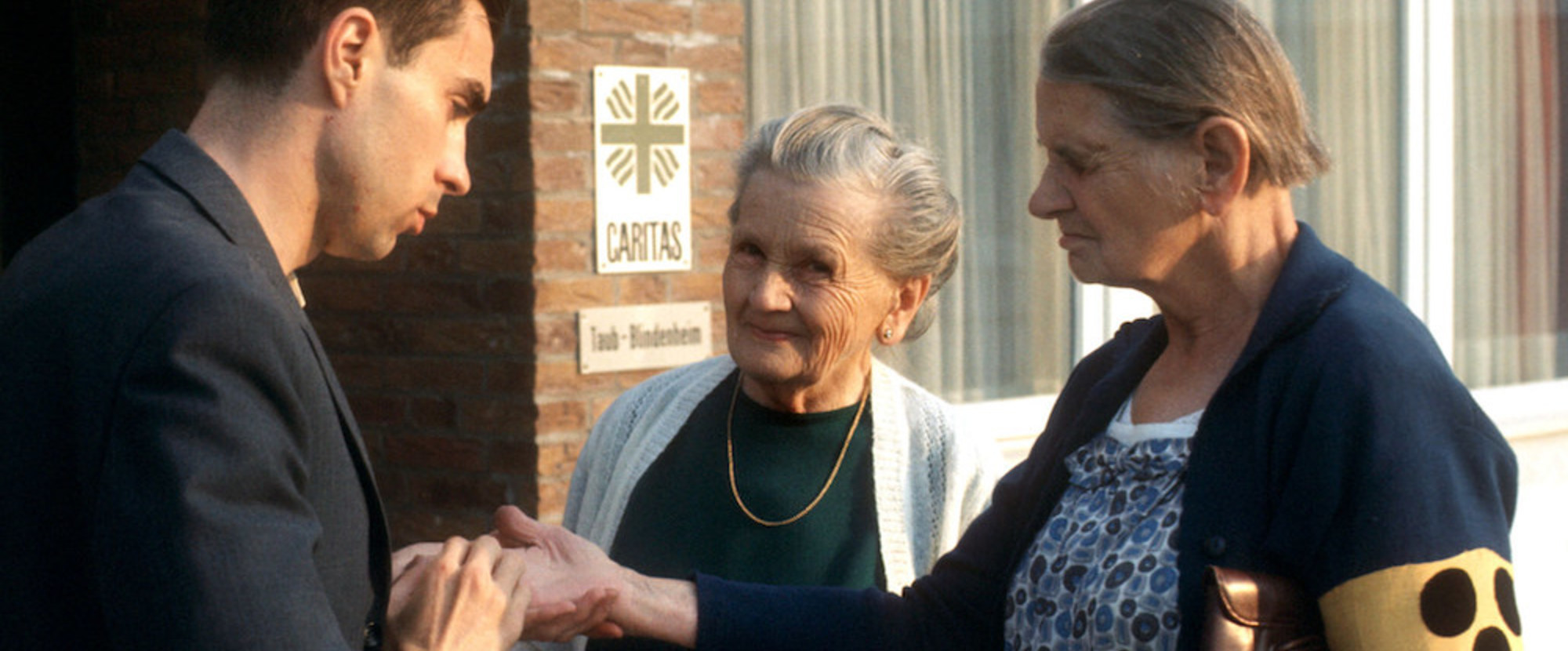 Tauben- und Blindenheim der Caritas im September 1972: Blinde und taubstumme Menschen am Eingang des Gebäudes.