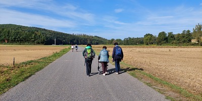 Menschen auf einem Feldweg gehend